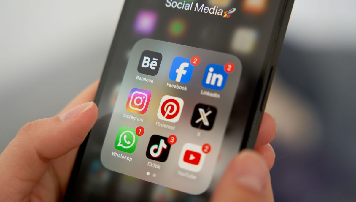 Jeune utilisant un smartphone avec interdiction des réseaux sociaux